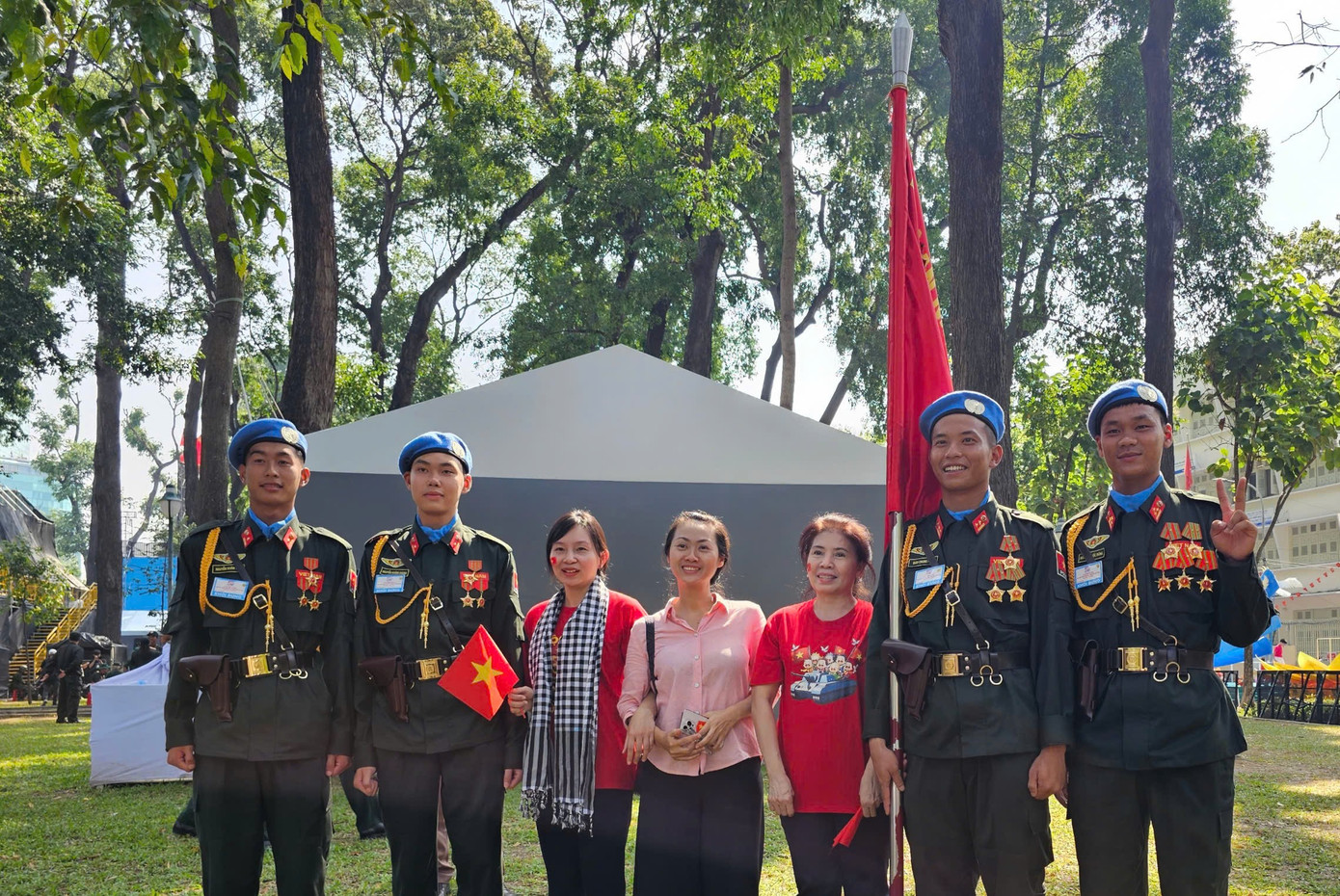 Giây phút ấm áp của cán bộ, chiến sĩ, nhân dân trong ngày lễ trọng đại của đất nước.