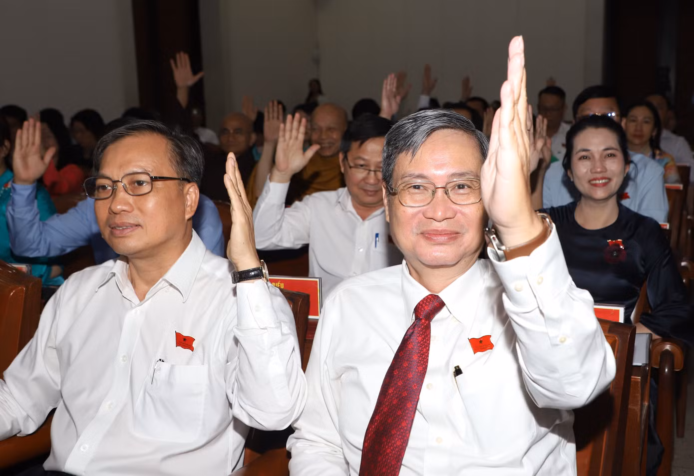 Đại biểu HĐND TPHCM thông qua nội dung thảo luận tại kỳ họp. Ảnh: Ngô Tùng