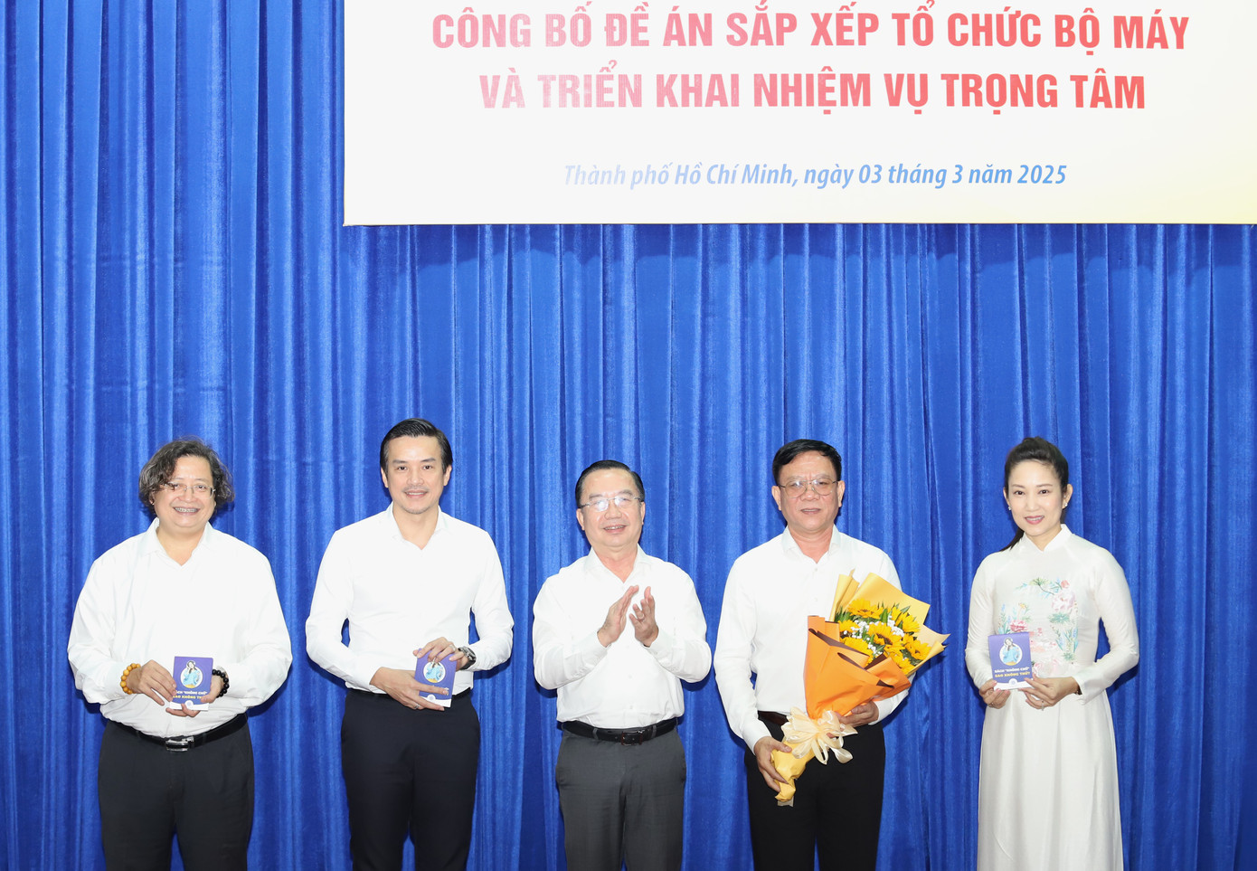 Sau sắp xếp, lãnh đạo Sở VH&amp;TT TPHCM hiện gồm: Giám đốc Trần Thế Thuận (giữa) và các Phó Giám đốc Võ Trọng Nam, Nguyễn Thị Thanh Thúy, Nguyễn Nam Nhân, Nguyễn Minh Nhựt, Nguyễn Ngọc Hồi. Ảnh: Ngô Tùng