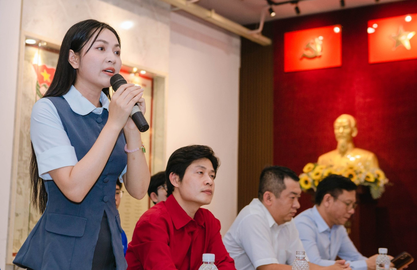 Ca sĩ Duyên Quỳnh biết ơn ca khúc và khán giả đã tạo nên những duyên lành tốt đẹp. Ảnh: Thành Đoàn TPHCM. Ca sĩ Duyên Quỳnh biết ơn ca khúc và khán giả đã tạo nên những duyên lành tốt đẹp. Ảnh: Thành Đoàn TPHCM.