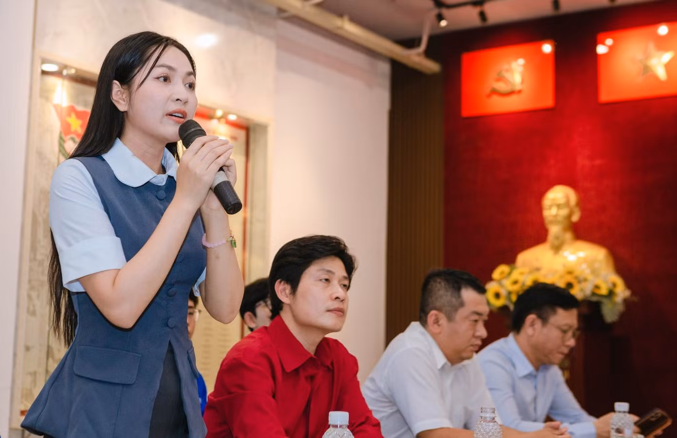 Ca sĩ Duyên Quỳnh biết ơn ca khúc và khán giả đã tạo nên những duyên lành tốt đẹp. Ảnh: Thành Đoàn TPHCM.