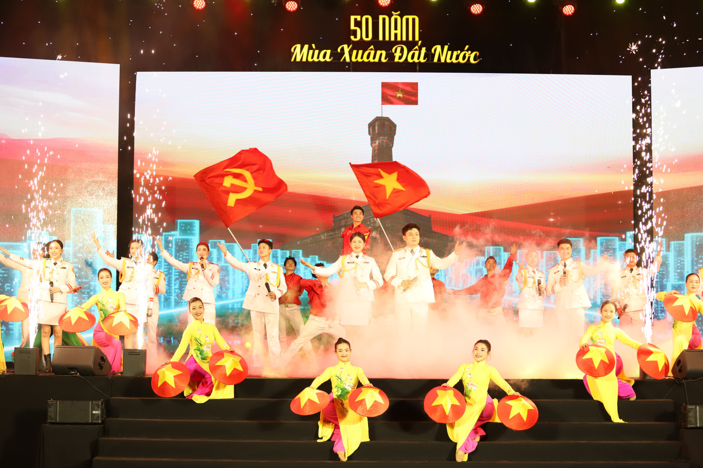 Đêm nghệ thuật diễn ra với các bài ca đi cùng năm tháng kháng chiến chống Mỹ, cứu nước, thời kỳ đổi mới và một số sáng tác mới. Đêm nghệ thuật diễn ra với các bài ca đi cùng năm tháng kháng chiến chống Mỹ, cứu nước, thời kỳ đổi mới và một số sáng tác mới.