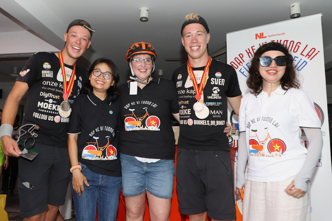 Dịp này, Rick Keijzer đã hội ngộ với mẹ mình (người đứng giữa) sau 11 tháng xa cách. Mẹ anh đã bay đến TPHCM ngày 15/2 để góp mặt trong hoạt động ý nghĩa cùng con trai.