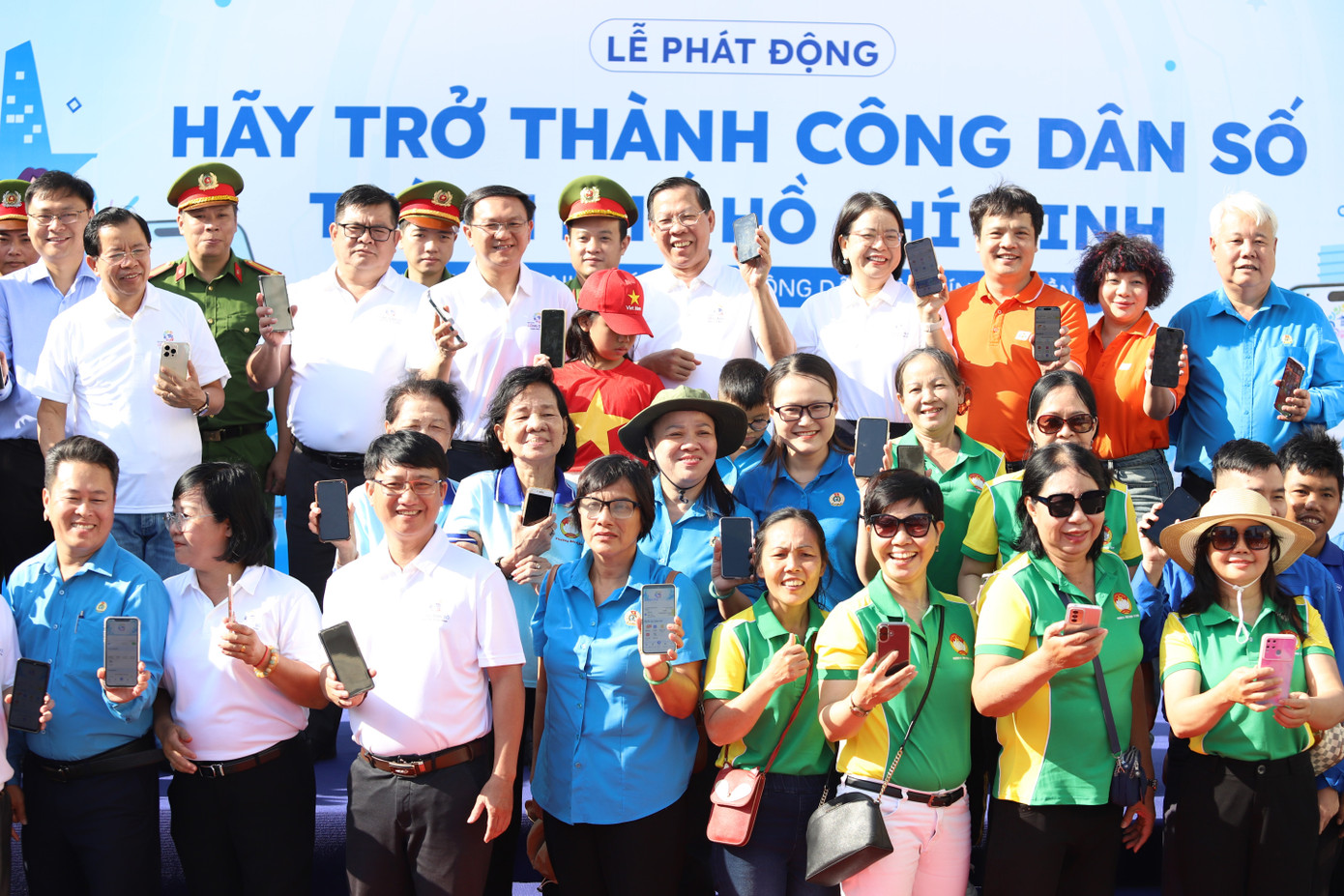 Lãnh đạo TPHCM cùng đại diện các lực lượng vũ trang, cán bộ, công chức, thanh thiếu nhi, người lao động tại buổi phát động.