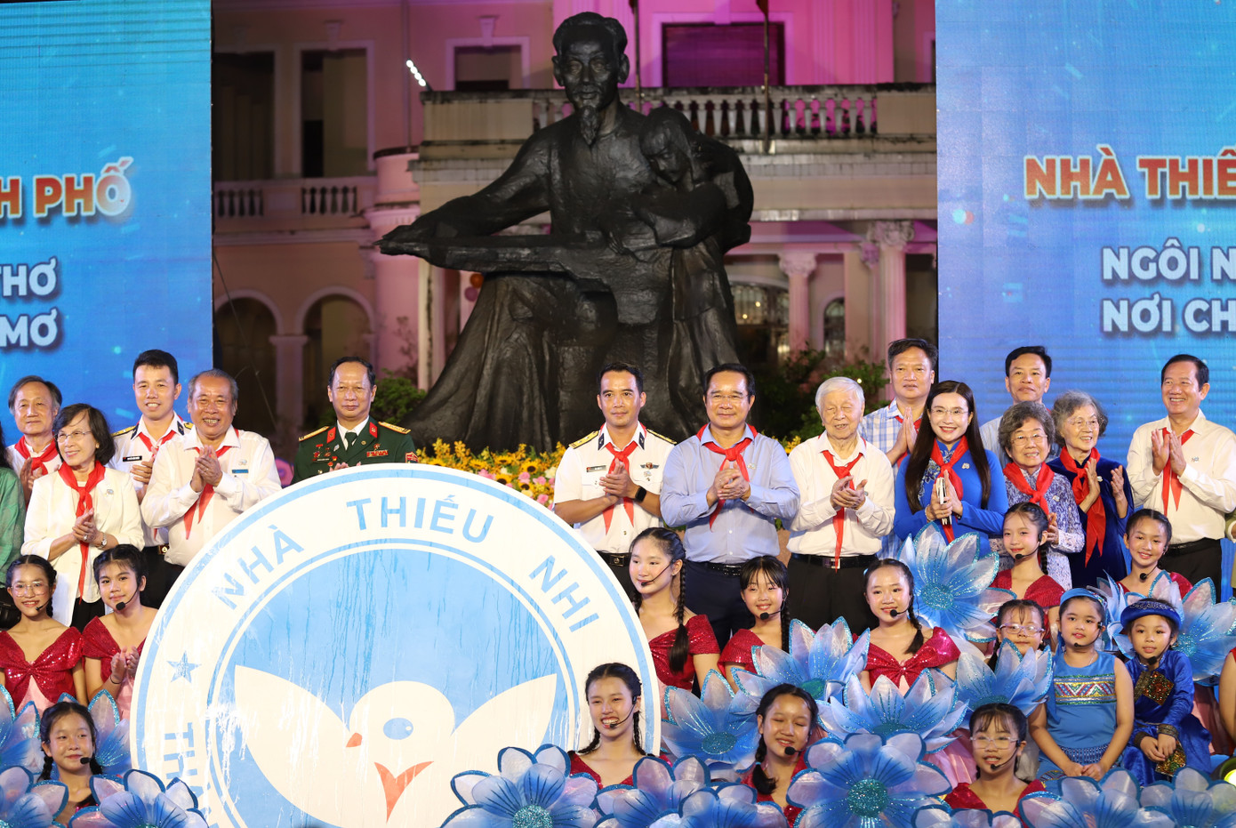 Lãnh đạo Trung ương Đoàn và TPHCM chụp ảnh lưu niệm với các bạn thiếu nhi. Ảnh: Ngô Tùng