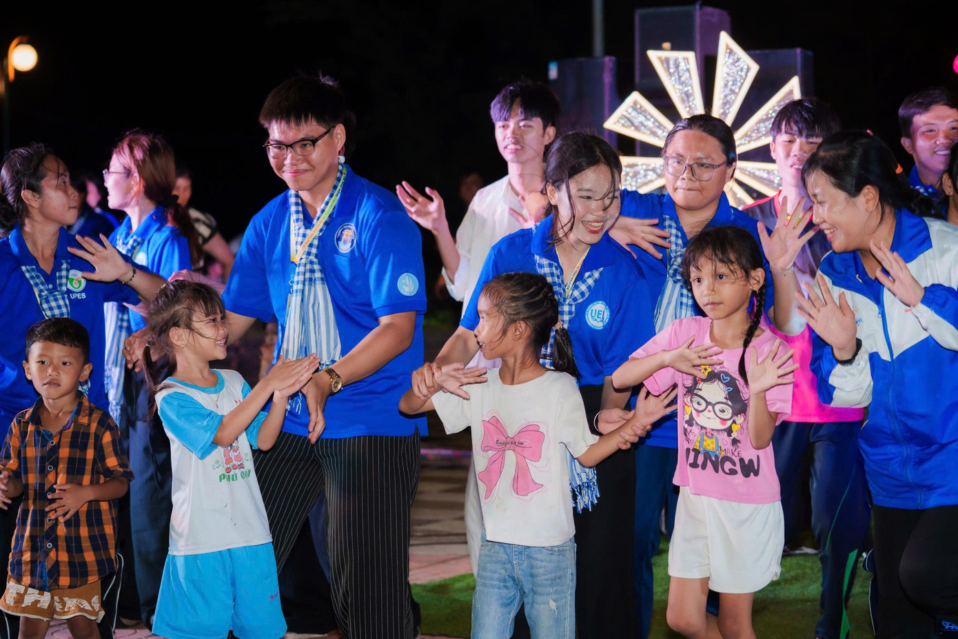 Các chiến sĩ tình nguyện TPHCM vui chơi, nô đùa cùng các em thiếu nhi ở đảo. Các chiến sĩ tình nguyện TPHCM vui chơi, nô đùa cùng các em thiếu nhi ở đảo.