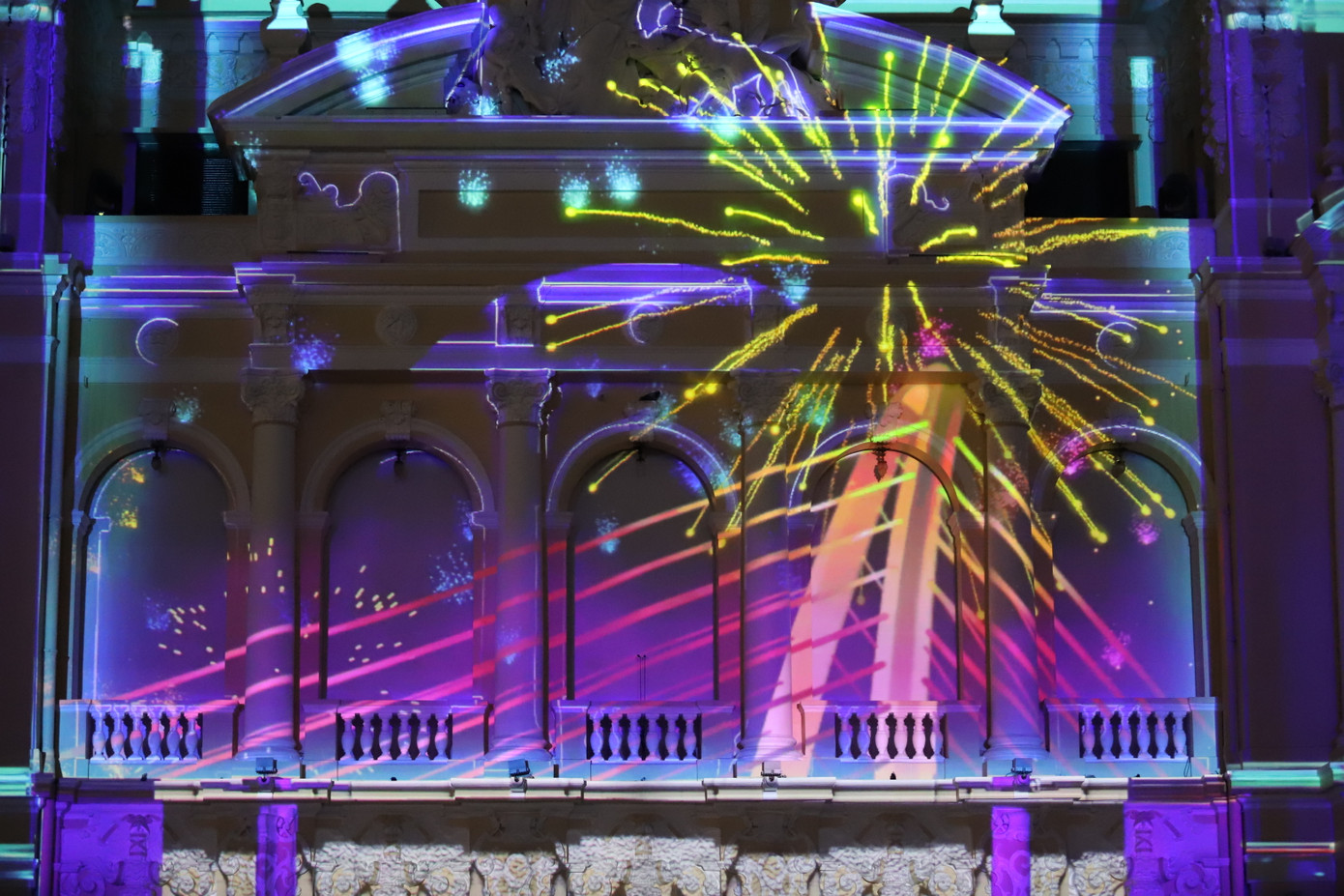 Cuối phần trình diễn, đại diện Việt Nam cũng giới thiệu đến đông đảo khán giả hình ảnh những hình ảnh biểu tượng của TPHCM như cầu Ba Son, tuyến tàu metro số 1 (Bến Thành - Suối Tiên)... Cuối phần trình diễn, đại diện Việt Nam cũng giới thiệu đến đông đảo khán giả hình ảnh những hình ảnh biểu tượng của TPHCM như cầu Ba Son, tuyến tàu metro số 1 (Bến Thành - Suối Tiên)...