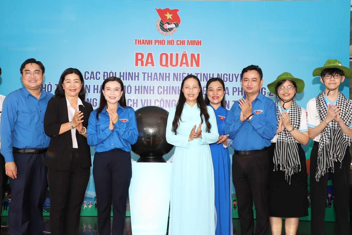 Lãnh đạo Trung ương Đoàn, đại diện Thành ủy TPHCM động viên các bạn tình nguyện viên tham gia nhiệm vụ mới hiện nay. Lãnh đạo Trung ương Đoàn, đại diện Thành ủy TPHCM động viên các bạn tình nguyện viên tham gia nhiệm vụ mới hiện nay.