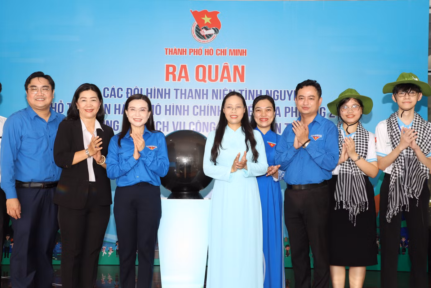 Lãnh đạo Trung ương Đoàn, đại diện Thành ủy TPHCM động viên các bạn tình nguyện viên tham gia nhiệm vụ mới hiện nay.
