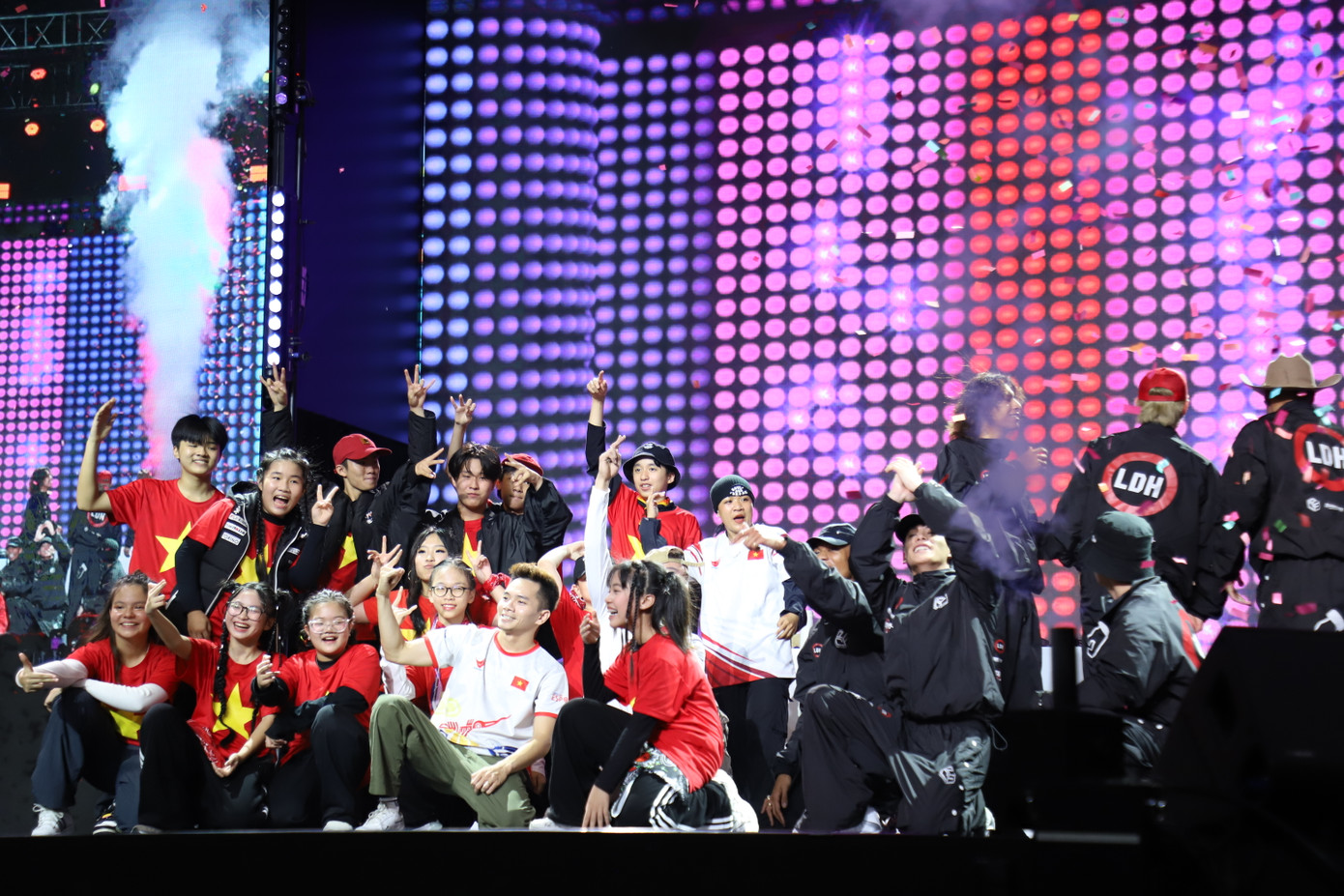 Đội thành viên đội tuyển Breaking Việt Nam cũng có màn biểu diễn giao lưu vui nhộn, sôi động với các thành viên phía bạn.