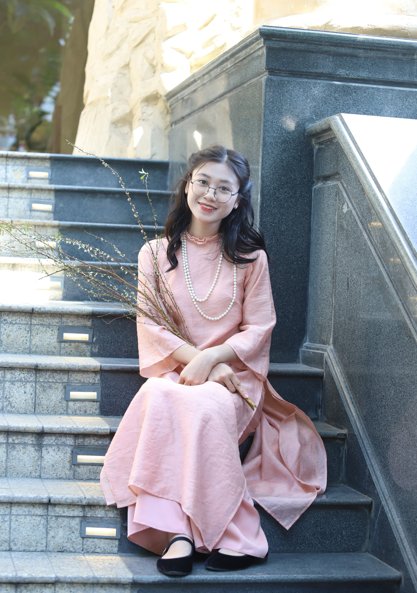 Tranh thủ ngày nghỉ, Ngọc Anh cùng nhóm bạn hẹn nhau chụp hình với bộ áo dài truyền thống đi kèm những phụ kiện đặc trưng ngày Tết như bao lì xì, cành hoa tuyết mai.