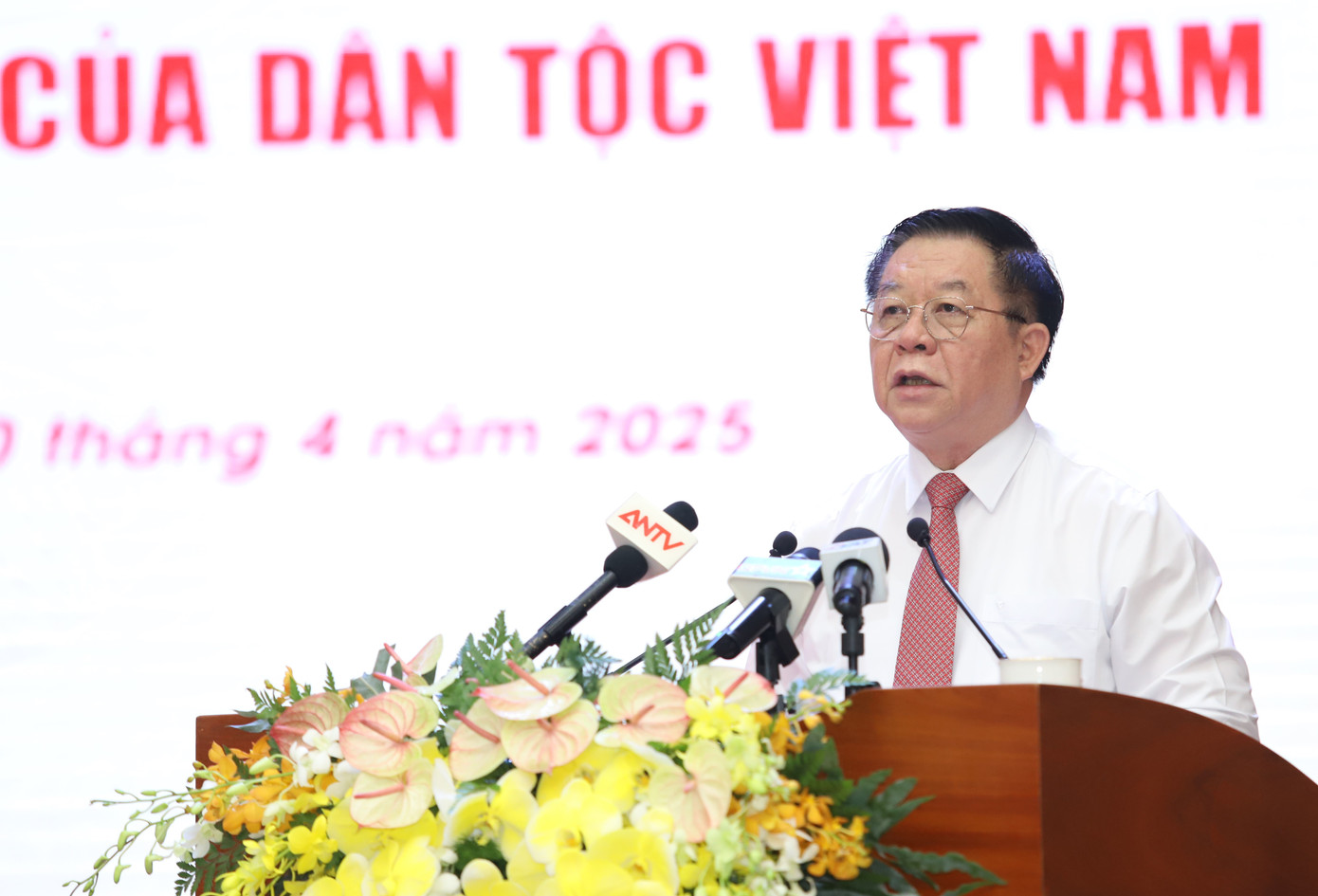 Trưởng ban Tuyên giáo và Dân vận Trung ương Nguyễn Trọng Nghĩa phát biểu tại hội thảo. Trưởng ban Tuyên giáo và Dân vận Trung ương Nguyễn Trọng Nghĩa phát biểu tại hội thảo.