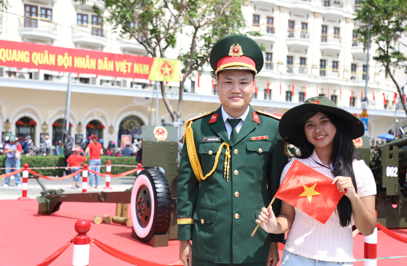 Hình ảnh vừa trang trọng vừa thân thuộc của người quân nhân Quân đội Việt Nam anh hùng đã tạo sự quý mến, thiện cảm đối với nhiều người.