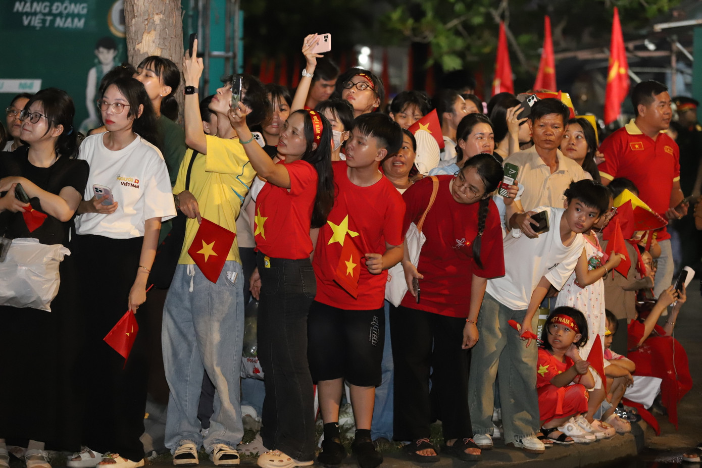 Hàng vạn người dân, bạn trẻ nồng nhiệt chào đón các khối diễu binh đi qua trong buổi sơ duyệt.