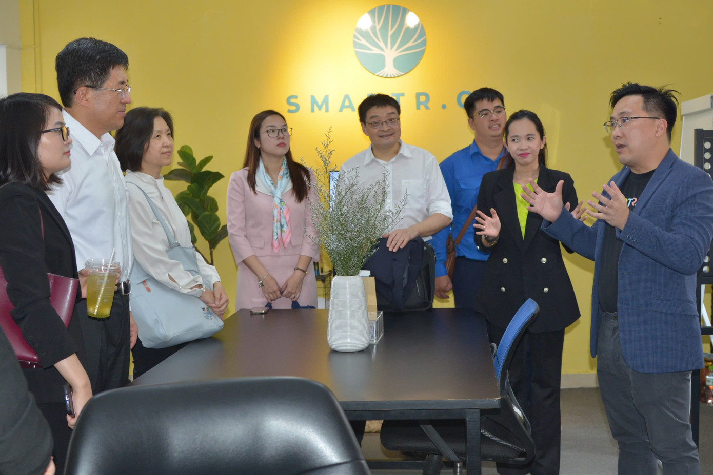 Đoàn đại biểu TNCS Trung Quốc cũng đến tham quan, tìm hiểu hoạt động khởi nghiệp, đổi mới sáng tạo tại Trung tâm Hỗ trợ Thanh niên khởi nghiệp (BSSC). Ảnh: Lê Hảo Đoàn đại biểu TNCS Trung Quốc cũng đến tham quan, tìm hiểu hoạt động khởi nghiệp, đổi mới sáng tạo tại Trung tâm Hỗ trợ Thanh niên khởi nghiệp (BSSC). Ảnh: Lê Hảo