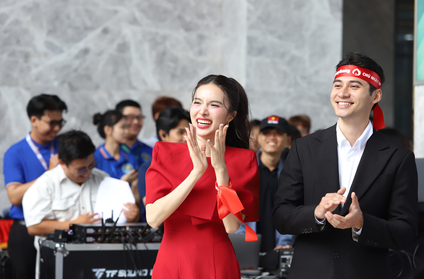 Ngay từ đầu, chương trình sôi nổi khi có sự xuất hiện, khuấy động của Nam vương thế giới Việt Nam 2024 – Á vương 1 Mr World 2024 Phạm Tuấn Ngọc, Á hậu 1 Miss Grand Vietnam 2024 Lê Phan Hạnh Nguyên.