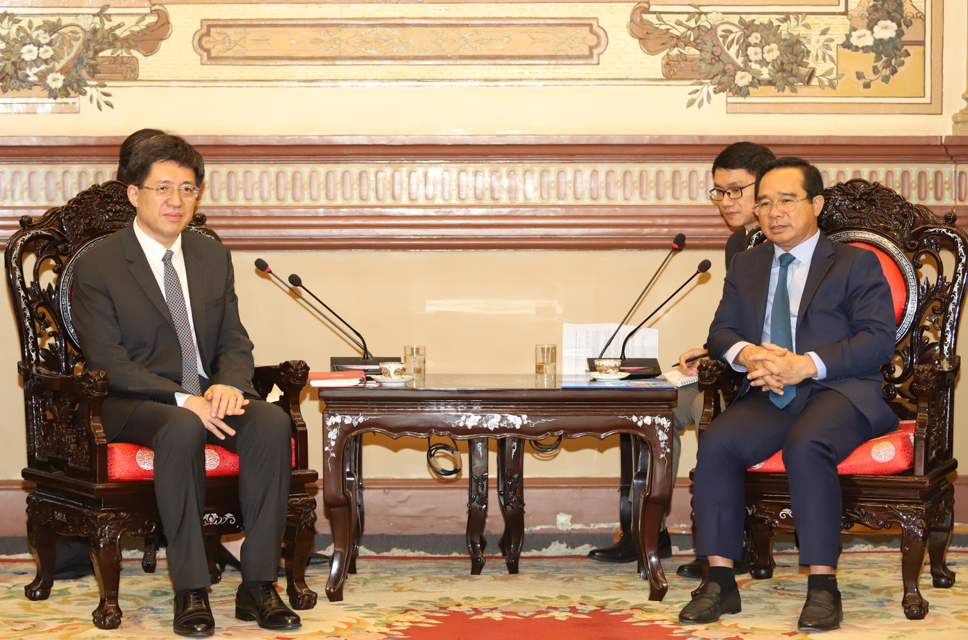 Chủ tịch UBND TPHCM Nguyễn Văn Được (bên phải) tiếp anh A Đông tại buổi đến thăm TPHCM. Ảnh: Ngô Tùng Chủ tịch UBND TPHCM Nguyễn Văn Được (bên phải) tiếp anh A Đông tại buổi đến thăm TPHCM. Ảnh: Ngô Tùng