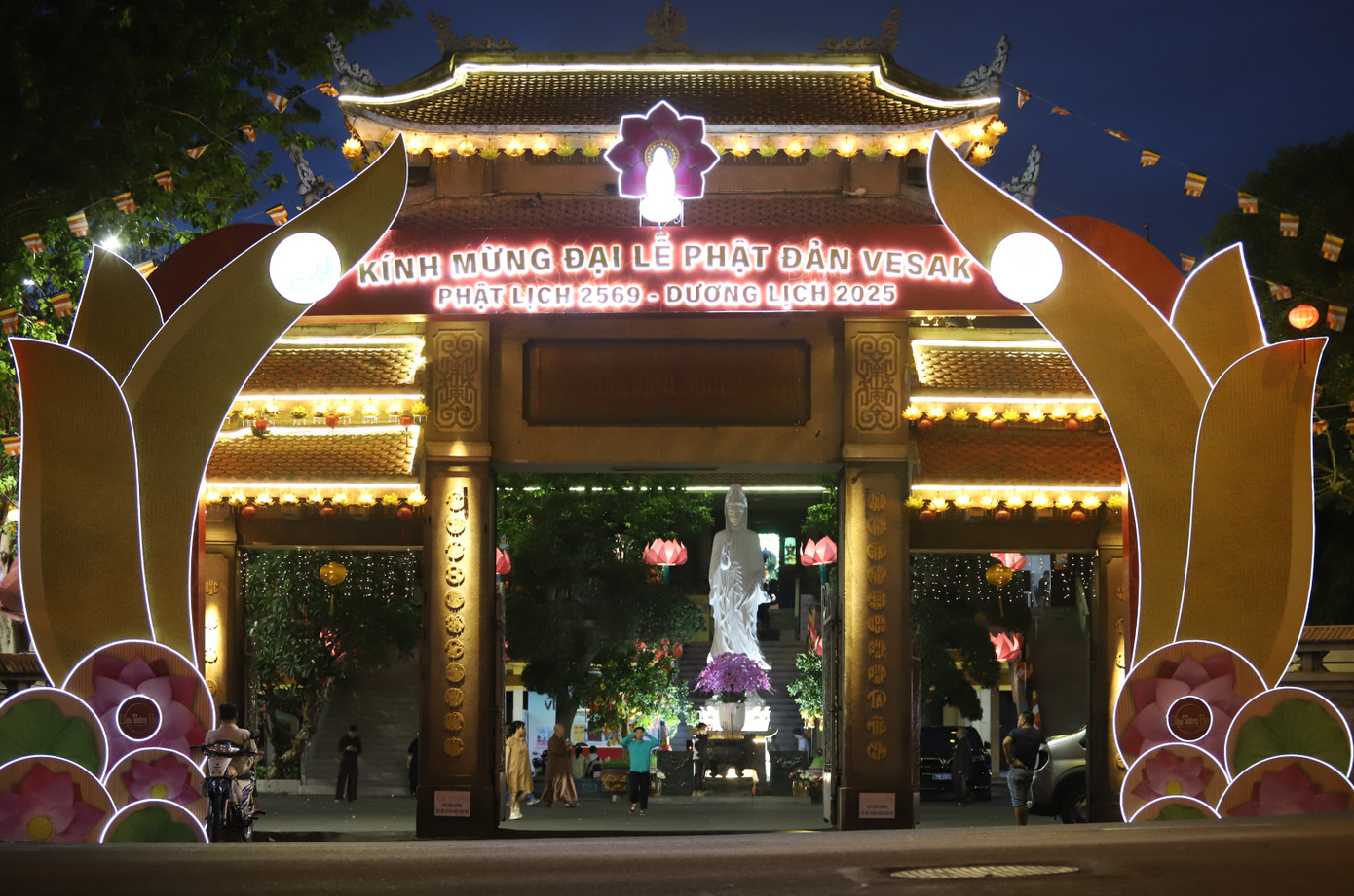 Chùa Vĩnh Nghiêm (quận 3) trang trí không gian kính mừng Phật đản.