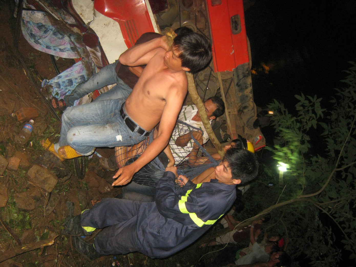 Dùng võng đưa nạn nhân lên