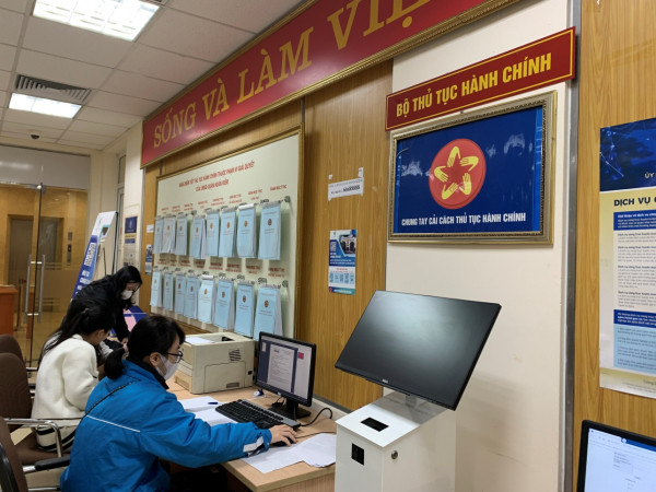 Người dân sử dụng CCCD gắn chip, VNEID... để thực hiện các dịch vụ công trực tuyến mà không cần xuất trình sổ hộ khẩu, sổ cư trú giấy theo Luật Cư trú năm 2020. Người dân sử dụng CCCD gắn chip, VNEID... để thực hiện các dịch vụ công trực tuyến mà không cần xuất trình sổ hộ khẩu, sổ cư trú giấy theo Luật Cư trú năm 2020.