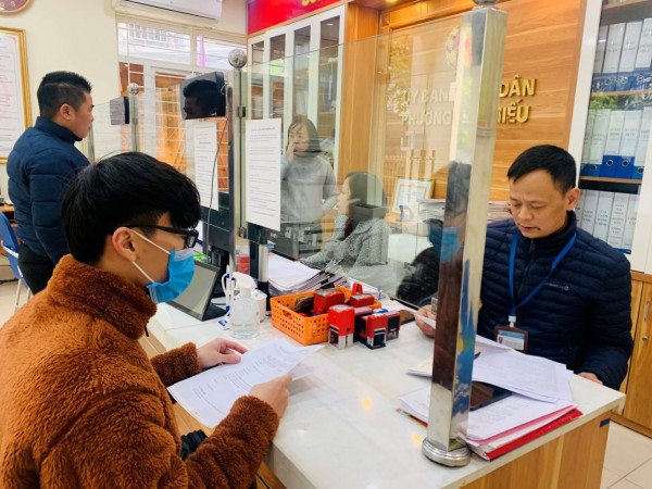 UBND các phường tăng cường xác nhận bằng các phương thức theo hướng dẫn của Bộ Công an để phục vụ người dân. UBND các phường tăng cường xác nhận bằng các phương thức theo hướng dẫn của Bộ Công an để phục vụ người dân.