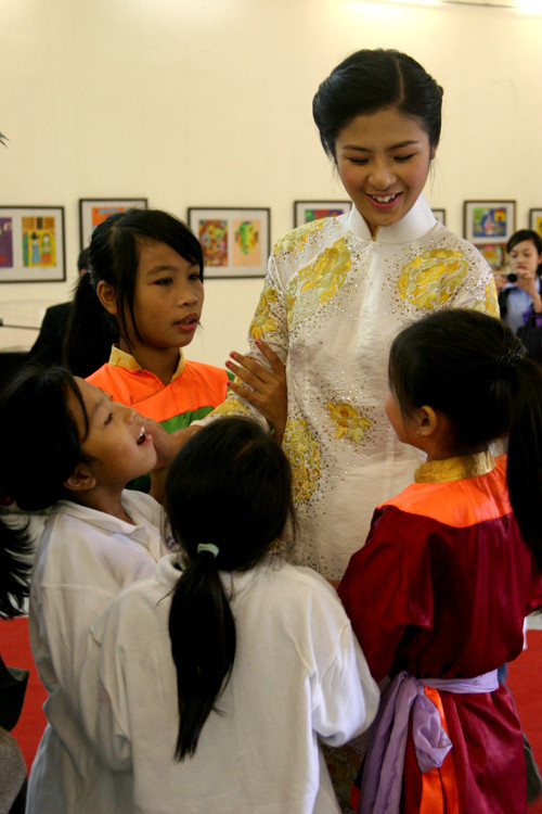 Cô giáo Ngọc Hân luôn được các trò quấn quít