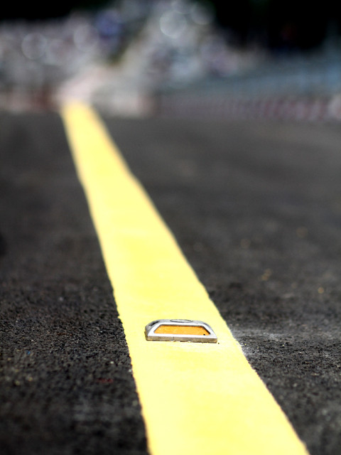 Dải phân cách đường trên mặc cầu được sơn vàng. Đồng thời có gắn các thiết bị phản quang giúp các phương tiện di chuyển an toàn lúc trời tối