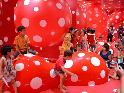 Tác phẩm của Kusama trong buổi khai mạc tại Hà Nội. Tác phẩm của Kusama trong buổi khai mạc tại Hà Nội