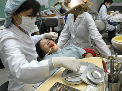 Khi có vấn đề về răng, nên gặp bác sĩ để được tư vấn. Khi có vấn đề về răng, nên gặp bác sĩ để được tư vấn