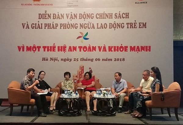 Nhiều trẻ em phải làm những công việc nguy hiểm ảnh 1