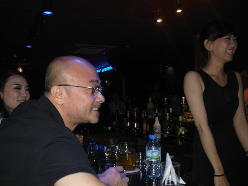 Là một người rất đa tình, ông quay sang nói một câu bông đùa khiến cho cô nhân viên phục vụ cười nắc nẻ