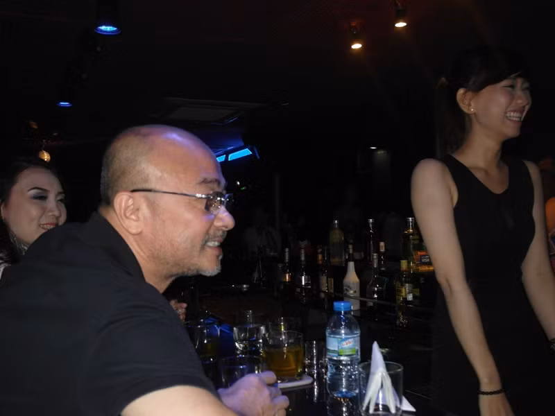 Là một người rất đa tình, ông quay sang nói một câu bông đùa khiến cho cô nhân viên phục vụ cười nắc nẻ