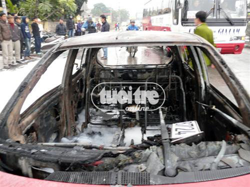 Bên trong xe bị cháy rụi