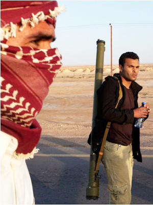 Quân nổi dậy Libya mang tên lửa vác vai SA-7 (trái) và súng phóng lựu (phải). Ảnh: Tyler Hicks. Quân nổi dậy Libya mang tên lửa vác vai SA-7 (trái) và súng phóng lựu (phải) Ảnh: Tyler Hicks