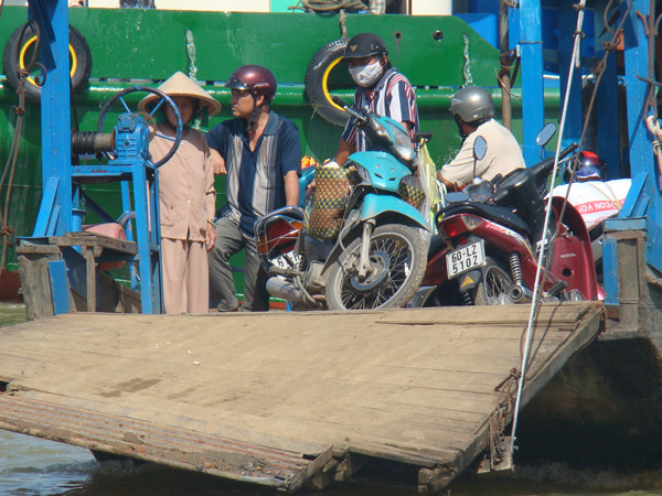 Một chuyến đò ngang qua sông Đồng Nai, không hành khách nào mặc áo phao. Một chuyến đò ngang qua sông Đồng Nai, không hành khách nào mặc áo phao