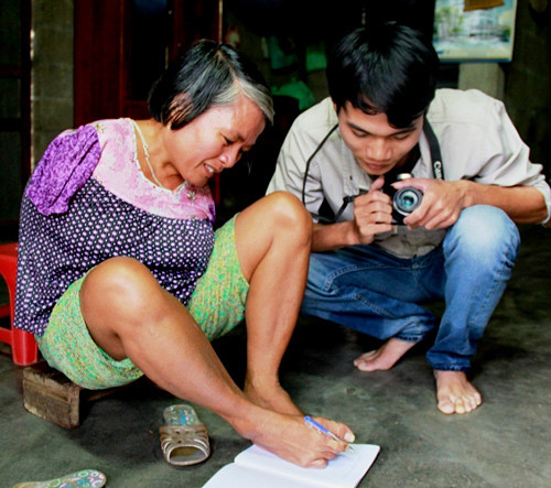 Suốt 2 năm trời ròng rã học tập, giờ chị đã viết được bằng chính đôi chân của mình. Ảnh: Tiến Hùng. Suốt 2 năm trời ròng rã học tập, giờ chị đã viết được bằng chính đôi chân của mình. Ảnh: Tiến Hùng