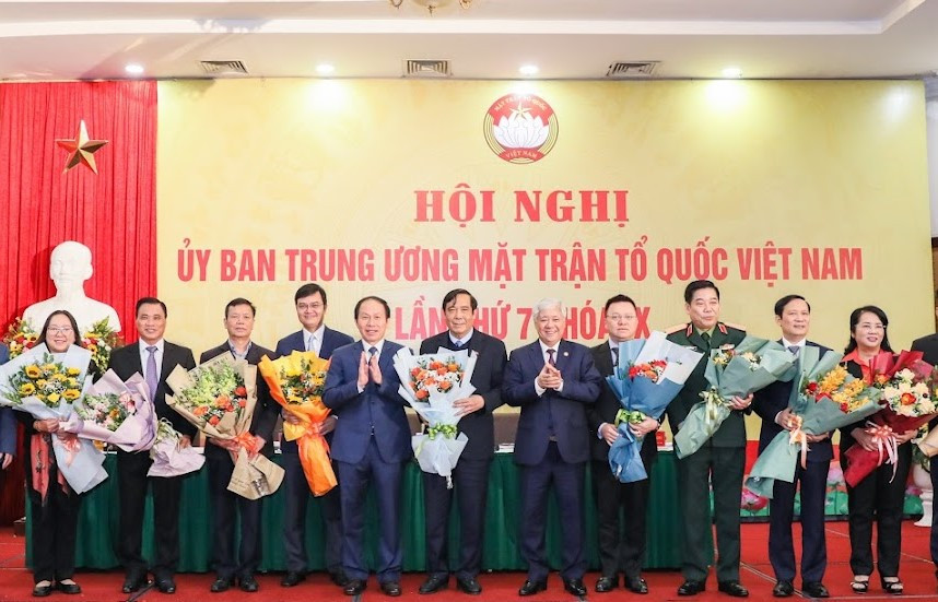 Ông Đỗ Văn Chiến, Chủ tịch Uỷ ban Trung ương MTTQ Việt Nam tặng hoa chúc mừng những người được hiệp thương cử bổ sung tham gia Uỷ ban Trung ương MTTQ Việt Nam