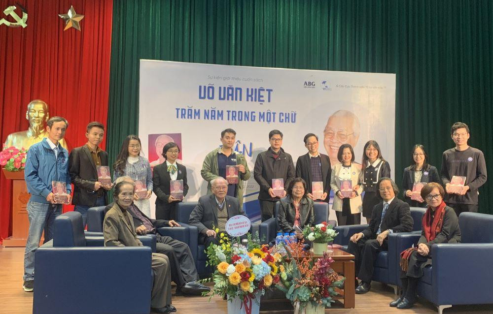 Các chuyên gia tặng sách cho các độc giả trẻ Các chuyên gia tặng sách cho các độc giả trẻ