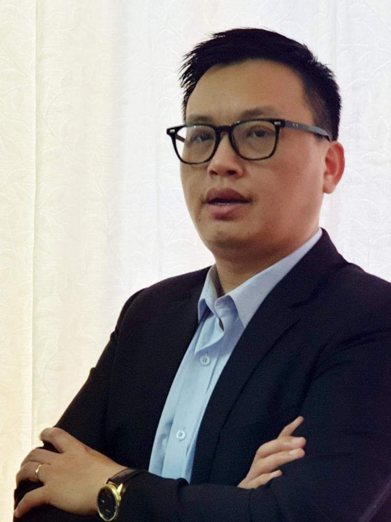 Tiến sĩ Trần Xuân Lượng cho rằng, người dân đang bị “đánh tráo khái niệm”, bởi không có chuyện sửa đổi luật để hợp lý hóa “sổ đỏ” lâu dài cho loại hình BĐS mới này, nếu nó được xây trên đất thương mại dịch vụ… Tiến sĩ Trần Xuân Lượng cho rằng, người dân đang bị “đánh tráo khái niệm”, bởi không có chuyện sửa đổi luật để hợp lý hóa “sổ đỏ” lâu dài cho loại hình BĐS mới này, nếu nó được xây trên đất thương mại dịch vụ…