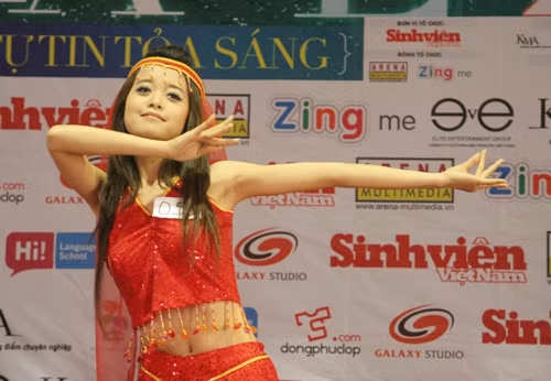 Múa Chăm của Lương Lệ Thu (ĐH Chu Văn An). Tạo sức hút từ nét trẻ trung, tươi tắn