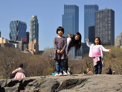 Ba cô con gái của GS Ngô Bảo Châu vui chơi ở Central Park, New York City. Ba cô con gái của GS Ngô Bảo Châu vui chơi ở Central Park, New York City
