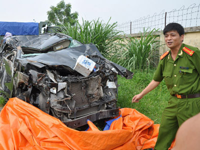 Chiếc ô tô mang BKS 29A-168.78 tai nạn kinh hoàng biến dạng hoàng toàn sau vụ tai nạn. Chiếc ô tô mang BKS 29A-168.78 tai nạn kinh hoàng biến dạng hoàng toàn sau vụ tai nạn