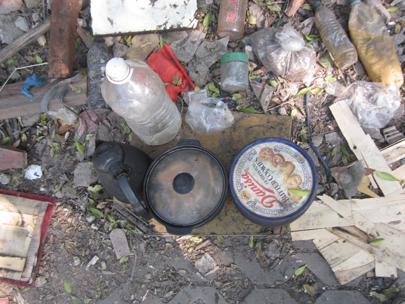 Tất cả đồ đạc, bếp đều được kê ngoài trời