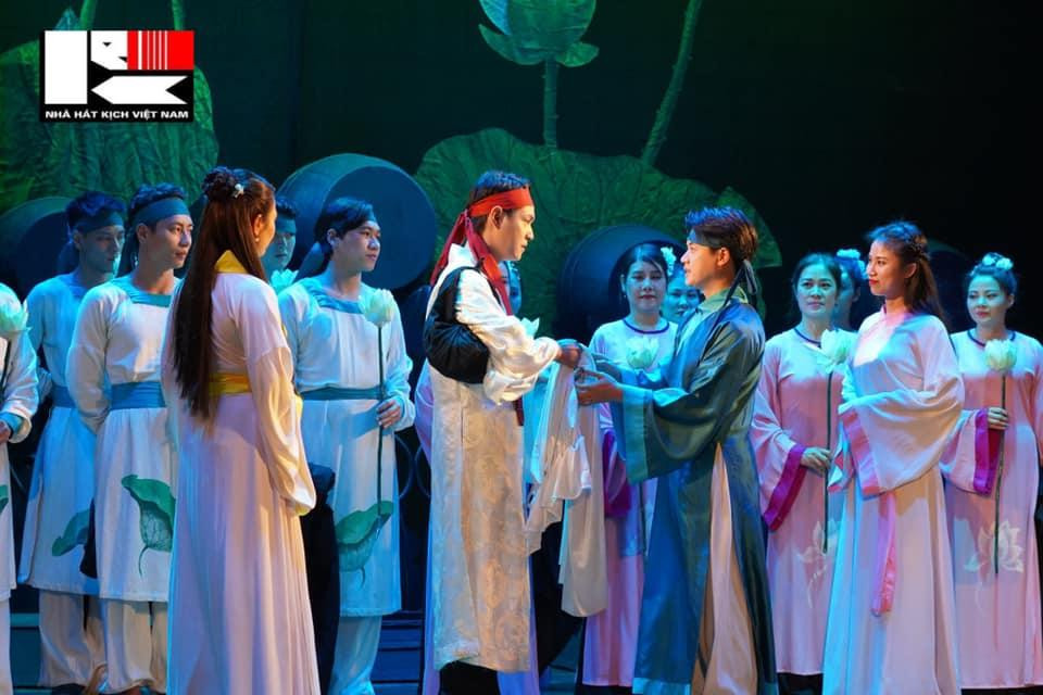 Xây dựng, phát triển đội ngũ văn nghệ sĩ Việt Nam một cách toàn diện cả về số lượng, chất lượng và cơ cấu loại hình, có các thế hệ nối tiếp nhau vững chắc... Đây là một trong những mục tiêu đặt ra trong Nghị quyết số 23. Xây dựng, phát triển đội ngũ văn nghệ sĩ Việt Nam một cách toàn diện cả về số lượng, chất lượng và cơ cấu loại hình, có các thế hệ nối tiếp nhau vững chắc... Đây là một trong những mục tiêu đặt ra trong Nghị quyết số 23.