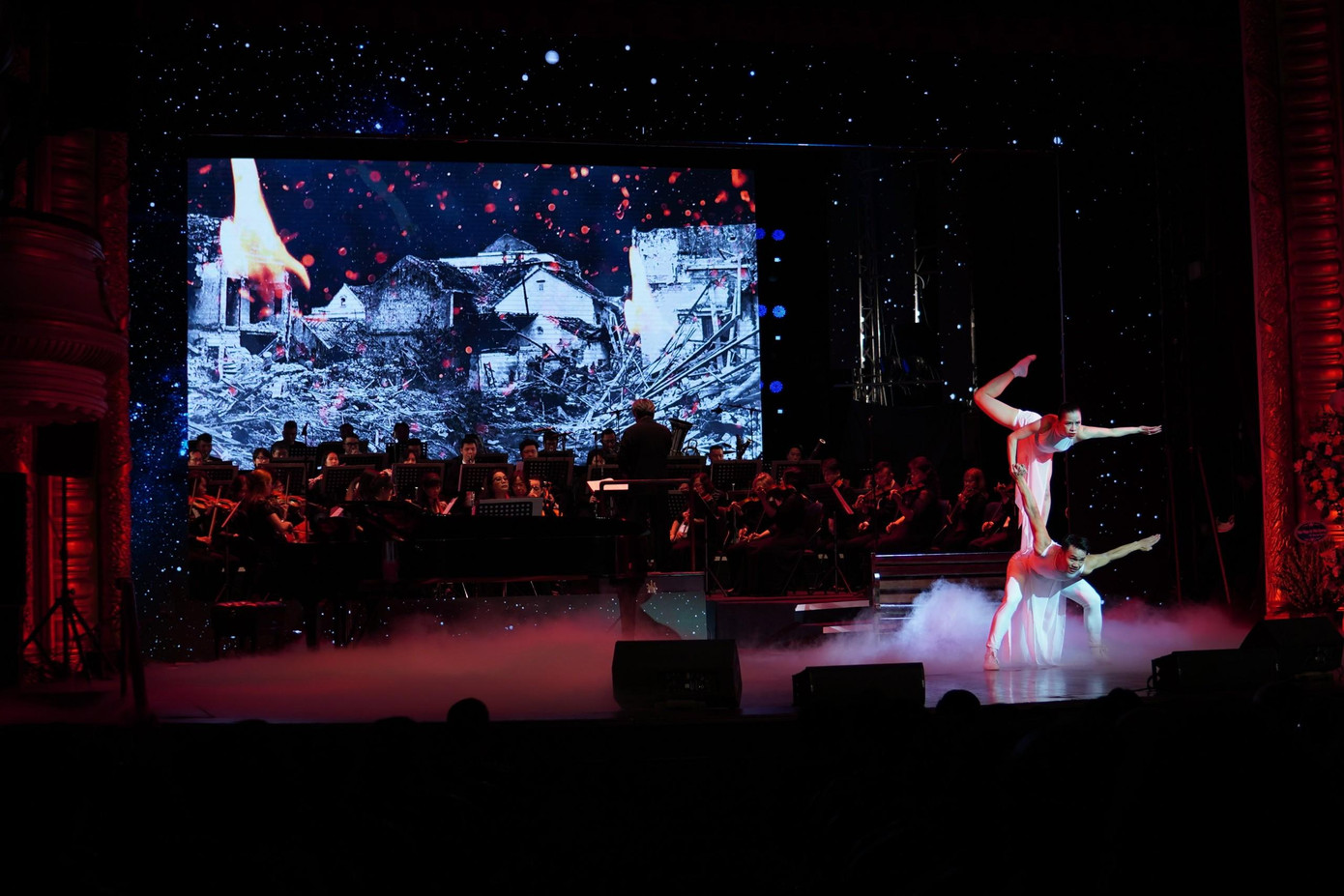 Giao hưởng thơ Ngoảnh lại là một trong những tác phẩm khí nhạc được lựa chọn để giới thiệu tới khán giả một Phú Quang đa chiều hơn. Gia đình mời dàn nhạc giao hưởng và nhạc trưởng Honna Tetsuji chỉ huy. Vị nhạc trưởng từng có dịp làm việc với Phú Quang và cũng yêu nhạc của ông. Ảnh: TRỌNG QUÂN.