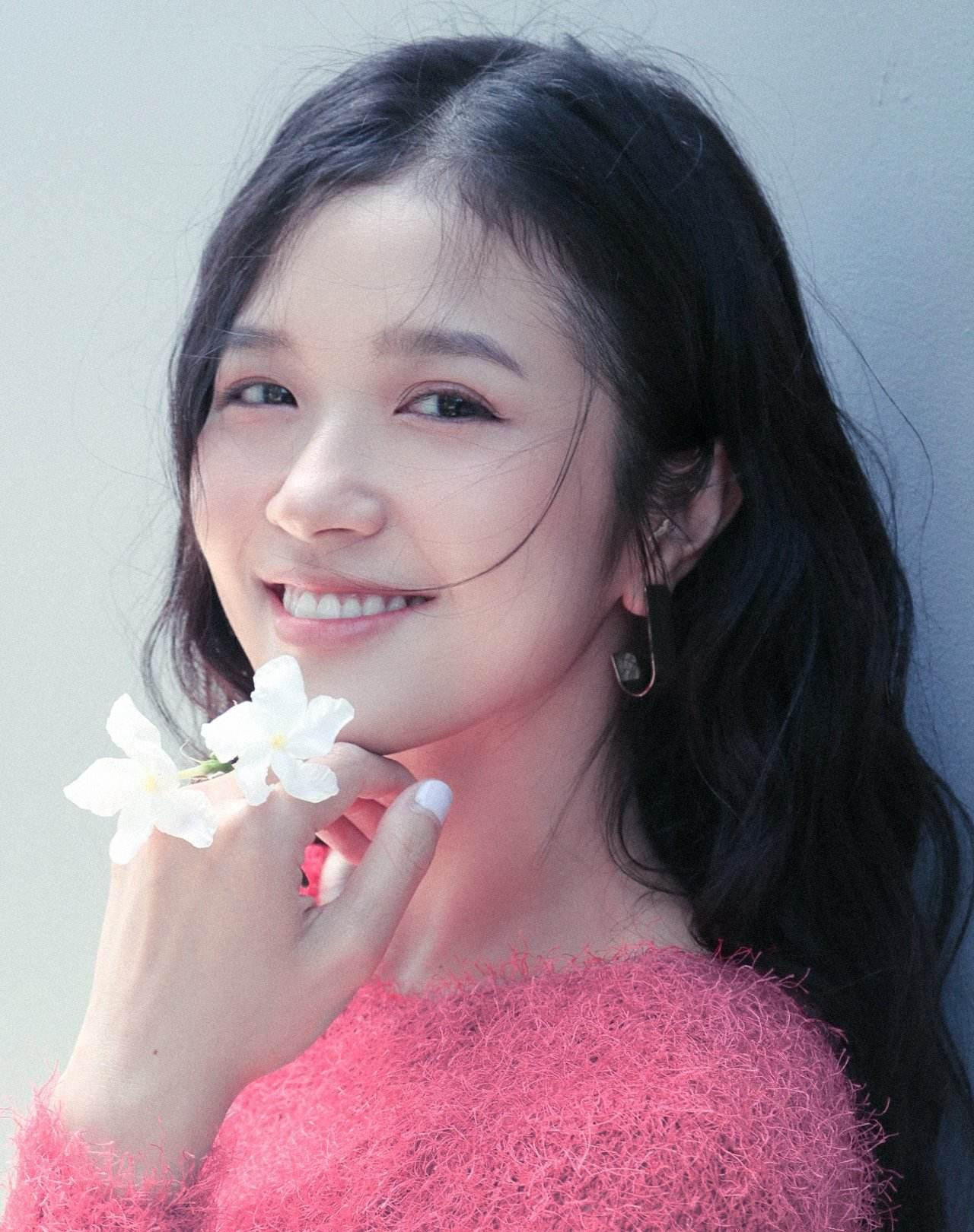 Suni Hạ Linh được mời vì vừa là ca sĩ trẻ được yêu thích lại có thể hát được tiếng Hàn.