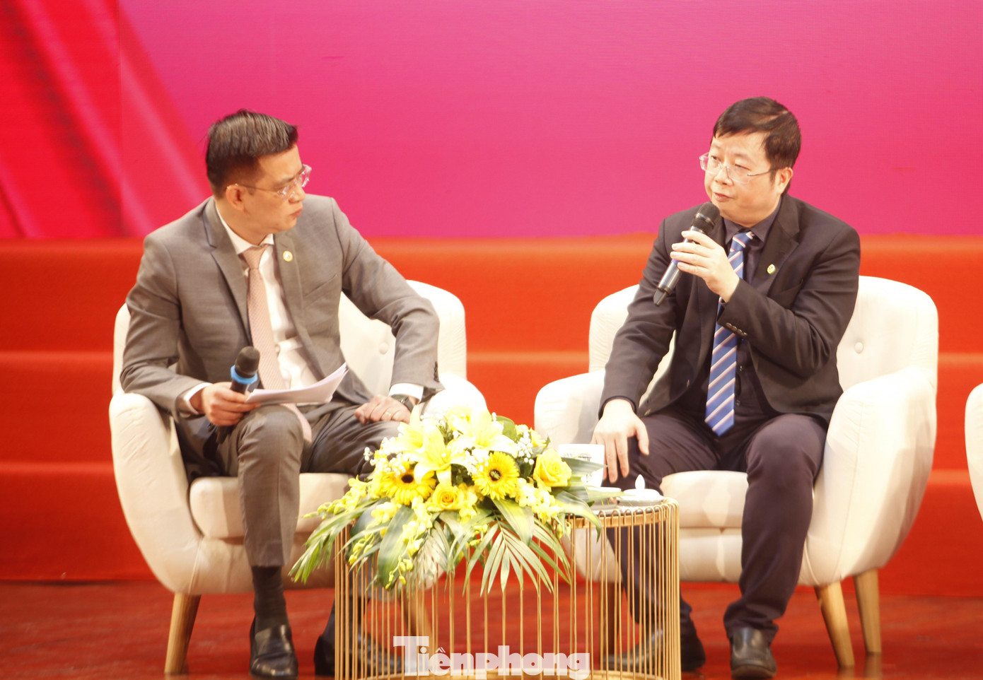 Thứ trưởng Bộ Thông tin và Truyền thông Nguyễn Thanh Lâm (phải) nêu quan điểm mạnh tay xử lý nội dung xấu độc trên môi trường số. Ảnh: NGUYỄN THẮNG.