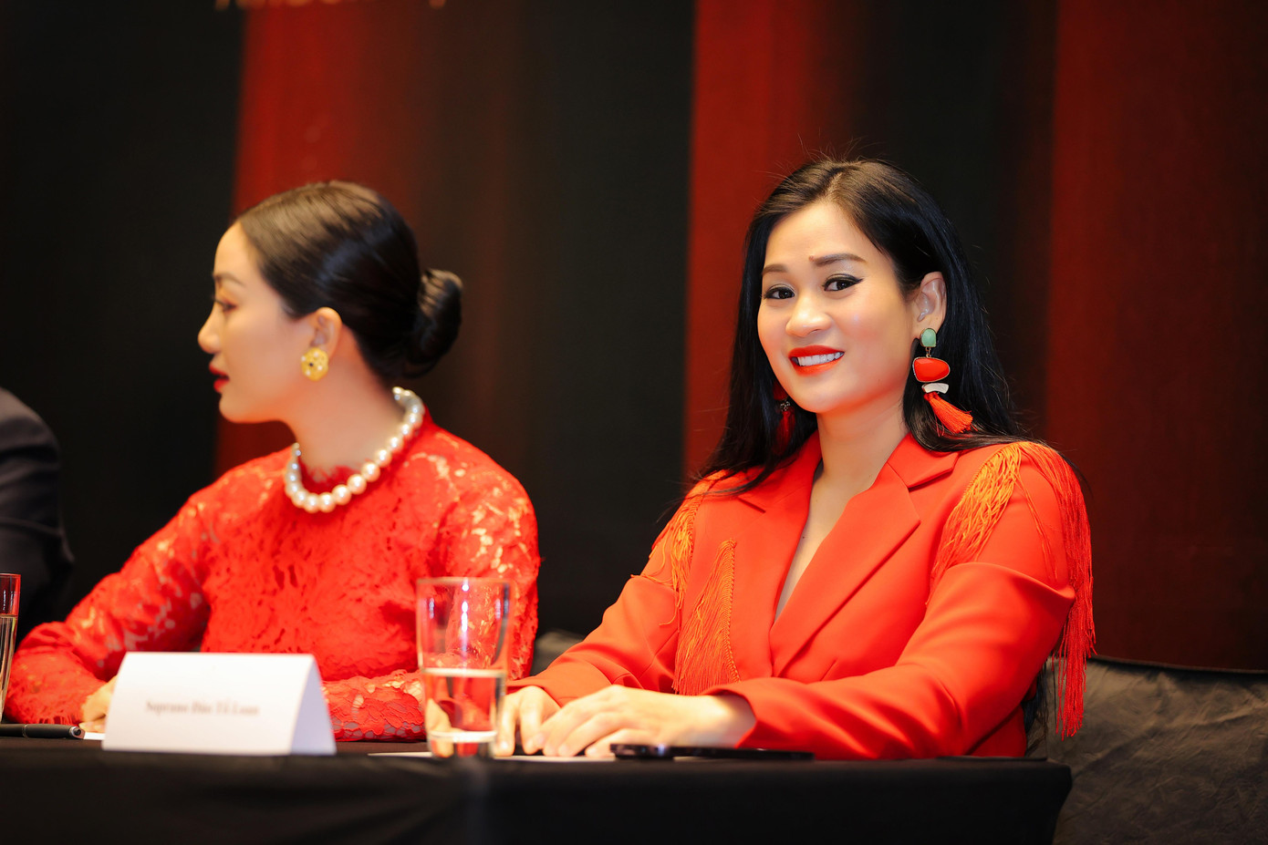 Ca sĩ Đào Tố Loan (phải) - một trong những giọng soprano nổi bật của Nhà hát Nhạc Vũ Kịch Việt Nam.