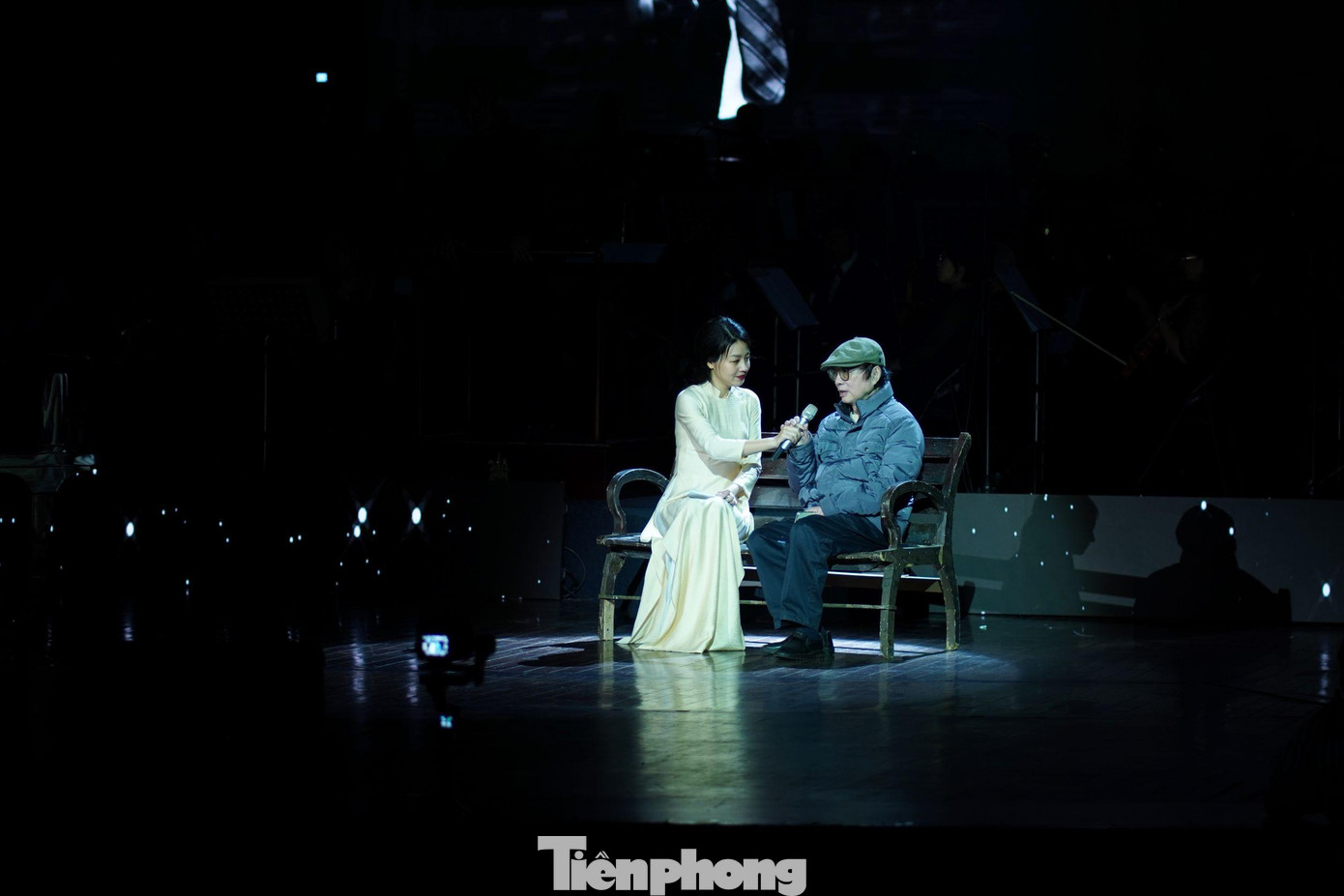 NSND Đặng Nhật Minh xúc động bước ra sân khấu Nhà hát Lớn để kể lại kỷ niệm với người bạn đã khuất. Đạo diễn Bao giờ cho đến tháng 10 kể ông mời Phú Quang làm nhạc phim khi nhạc sĩ mới 35 tuổi. Trinh Hương cùng gia đình nhạc sĩ đã công phu xin tư liệu ở Viện phim Việt Nam để lấy được những đoạn trích phim có nhạc Phú Quang viết. Dàn nhạc giao hưởng chơi nhạc phim Bao giờ cho đến tháng 10 ngay phần mở màn đêm nhạc. Ảnh: TRỌNG QUÂN.