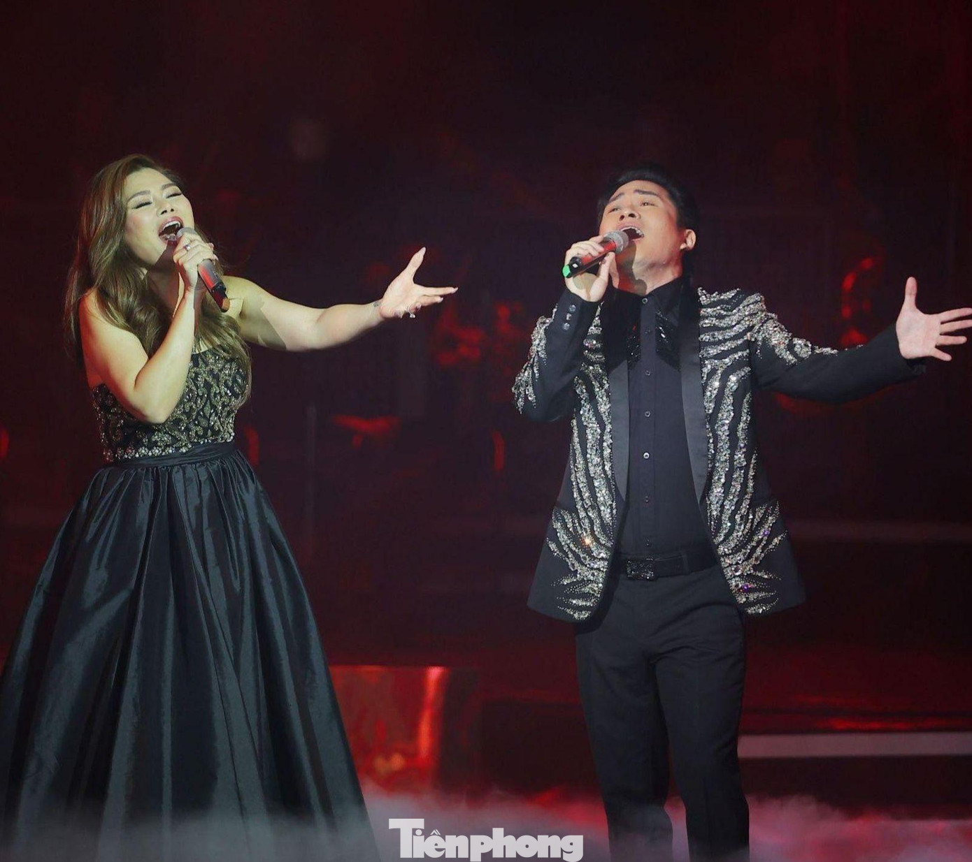 Đêm nhạc Mới thôi mà đã một đời được gia đình nhạc sĩ chuẩn bị công phu, chỉn chu nhất có thể để thực hiện tâm nguyện của ông còn dang dở - tổ chức đêm nhạc đồ sộ với dàn nhạc giao hưởng. Khán giả có một đêm đắm chìm trong nhiều cung bậc cảm xúc của âm nhạc Phú Quang, để cùng nhớ về nhạc sĩ tài hoa, nhạc sĩ có nhiều ca khúc hay về Hà Nội. Ngọc Anh và Tùng Dương song ca Ngọn nến khép lại đêm nhạc giàu cảm xúc. Ảnh. TRỌNG QUÂN.